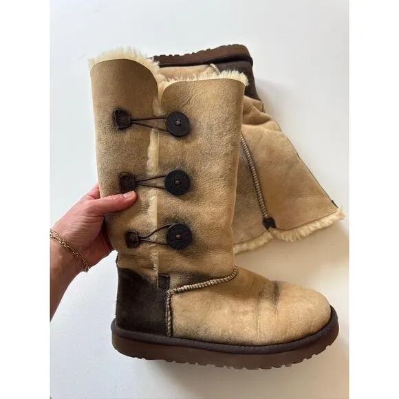 UGG Bailey Button Triplet Boot Suede Sheepskin – Tan Brown US 8