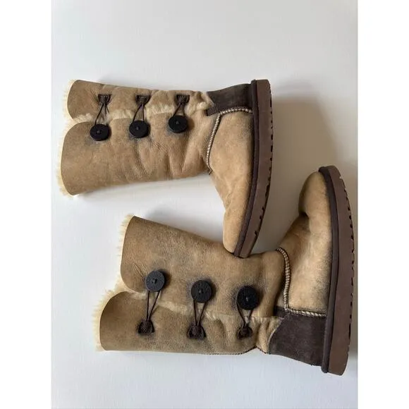 UGG Bailey Button Triplet Boot Suede Sheepskin – Tan Brown US 8