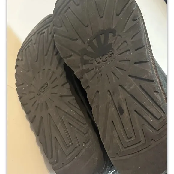 Ugg Bailey Button Triplet II Sheepskin Snow Boots Sz 6 Black Women