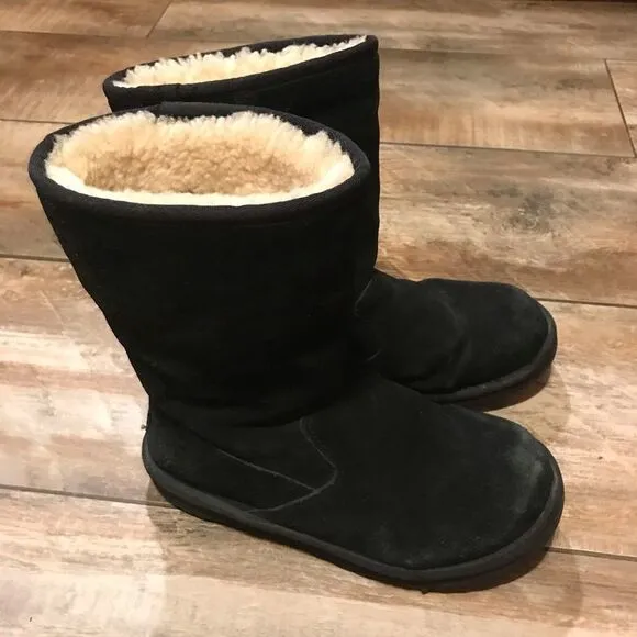 UGG - Black Boots w/ Reinforced Toes (5)