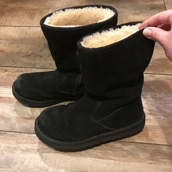 UGG - Black Boots w/ Reinforced Toes (5)