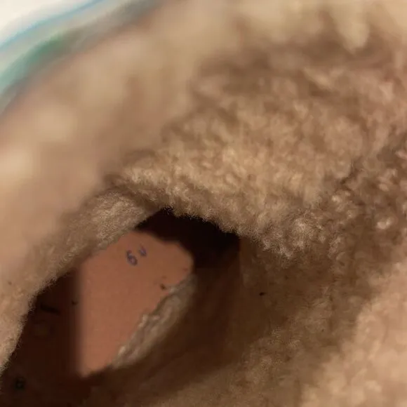 UGG boots  size estimate 6 to 6 1/2 women’s measurements 9 3/4. Nice shape.