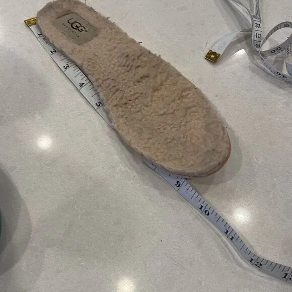 UGG boots  size estimate 6 to 6 1/2 women’s measurements 9 3/4. Nice shape.