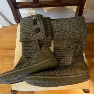 Ugg Grey Double Button Cardy Boots Women’s size 10