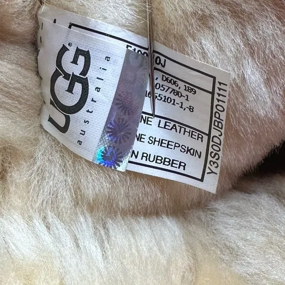 UGG Women’s  Bailey Triple Button Boots. Size 7