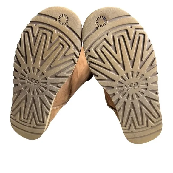 UGG Women’s  Bailey Triple Button Boots. Size 7