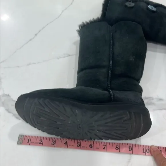 UGG Women’s Black Bailey Boots. Size Approximately 8 Women’s
