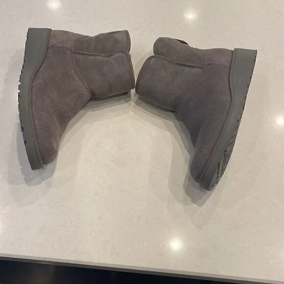 Ugg women’s boots size 7.5 excellent condition as you can see, gray nice wedge.