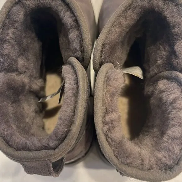 Ugg women’s boots size 7.5 excellent condition as you can see, gray nice wedge.