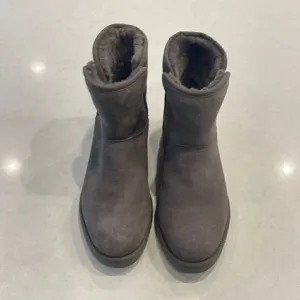 Ugg women’s boots size 7.5 excellent condition as you can see, gray nice wedge.