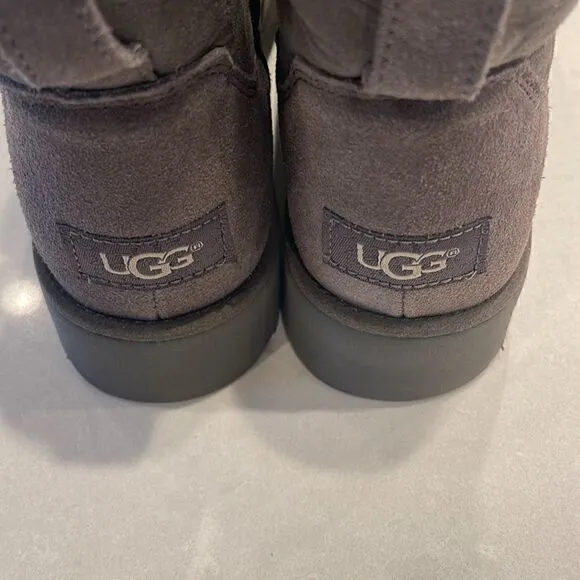 Ugg women’s boots size 7.5 excellent condition as you can see, gray nice wedge.