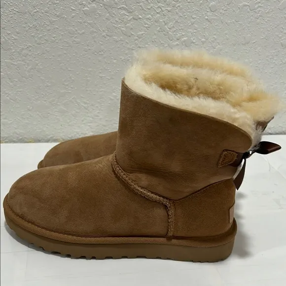 UGG women’s mini Bailey bow 11 boots chestnut size 7 GUC