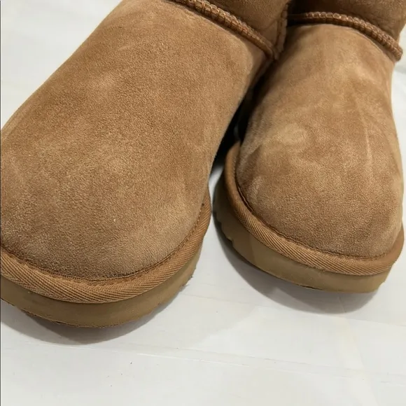 UGG women’s mini Bailey bow 11 boots chestnut size 7 GUC