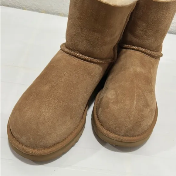 UGG women’s mini Bailey bow 11 boots chestnut size 7 GUC