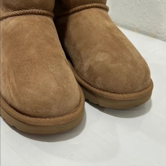 UGG women’s mini Bailey bow 11 boots chestnut size 7 GUC