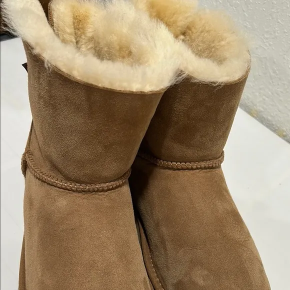 UGG women’s mini Bailey bow 11 boots chestnut size 7 GUC