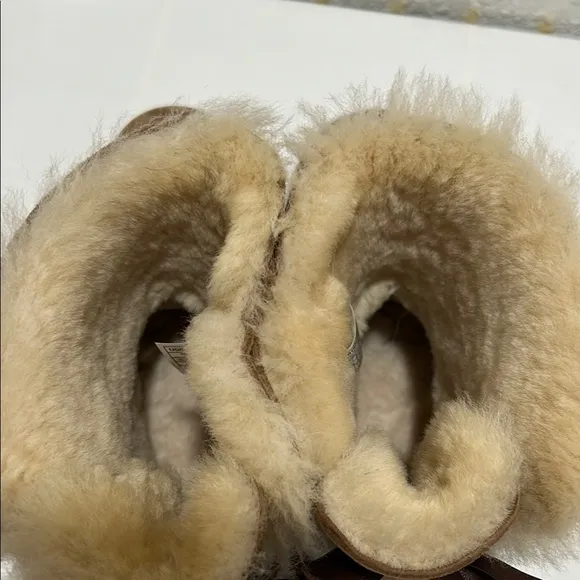 UGG women’s mini Bailey bow 11 boots chestnut size 7 GUC