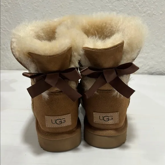 UGG women’s mini Bailey bow 11 boots chestnut size 7 GUC