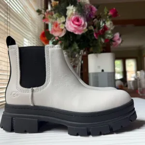 UGG Women's White Ashton Chelsea Boots new size 6.5