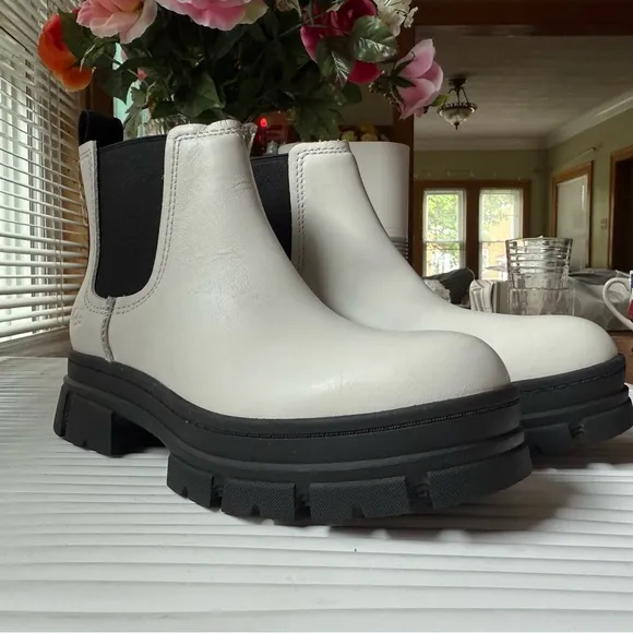 UGG Women's White Ashton Chelsea Boots new size 6.5