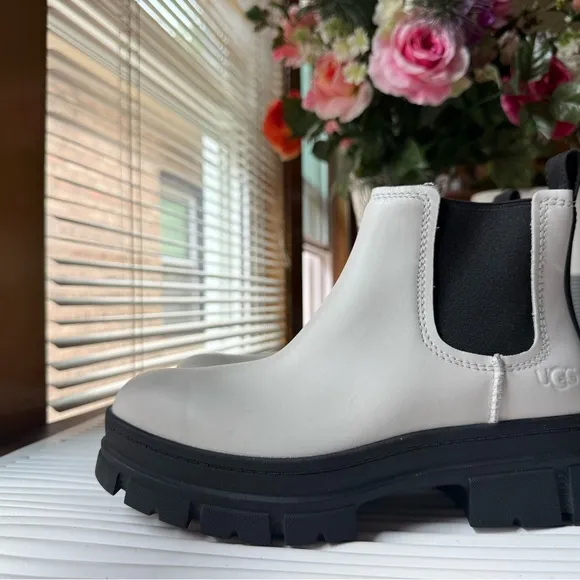 UGG Women's White Ashton Chelsea Boots new size 6.5