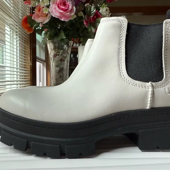 UGG Women's White Ashton Chelsea Boots new size 6.5