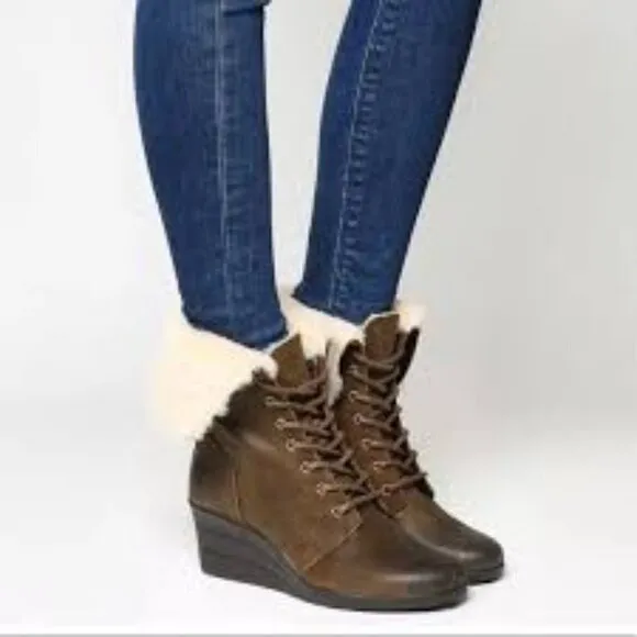 UGG Zea Leather Women Boots Size 9