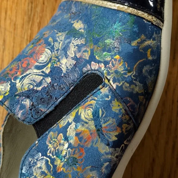 Un Tour En Ville UTN Navy Cap Toe Metallic Foil Slip On Shoes Size 41