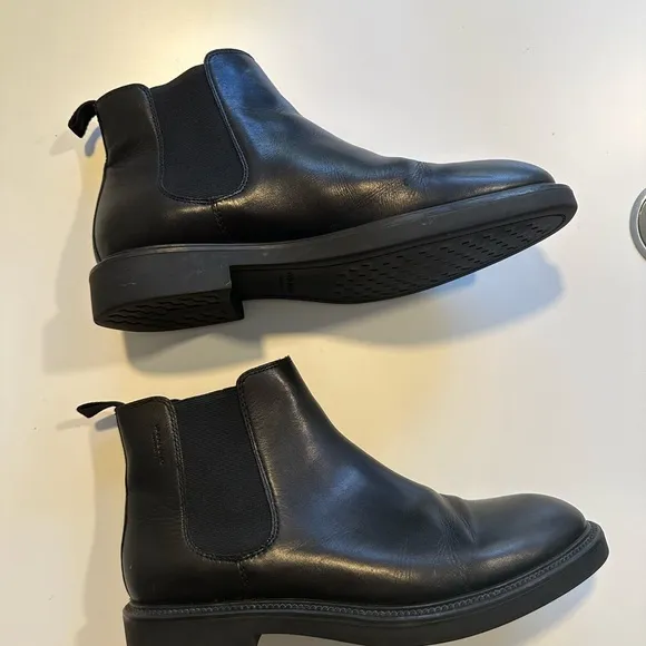 Vagabond Men’s Alex M Chelsea Black Leather Boot. Size 41, US 8