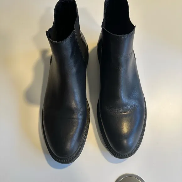 Vagabond Men’s Alex M Chelsea Black Leather Boot. Size 41, US 8