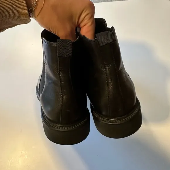 Vagabond Men’s Alex M Chelsea Black Leather Boot. Size 41, US 8
