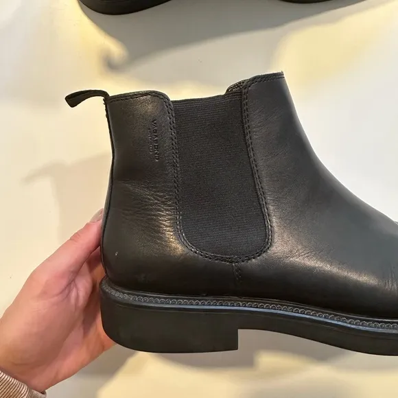 Vagabond Men’s Alex M Chelsea Black Leather Boot. Size 41, US 8