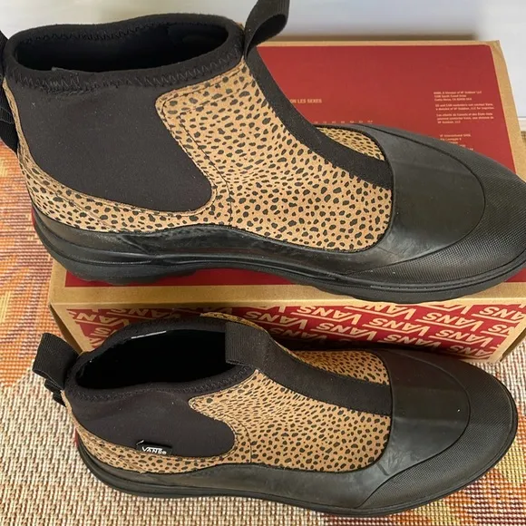 Vans WMNS Colfax BootAnimal Brown/BlackVN0A5HFAY49Sneakers Boots