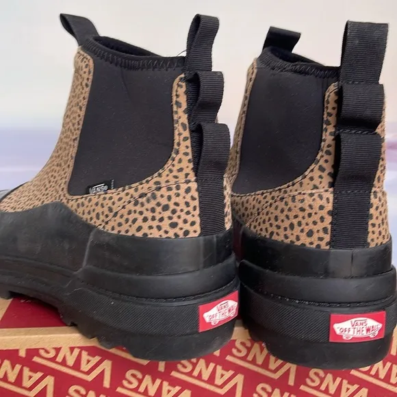 Vans WMNS Colfax BootAnimal Brown/BlackVN0A5HFAY49Sneakers Boots