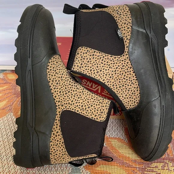 Vans WMNS Colfax BootAnimal Brown/BlackVN0A5HFAY49Sneakers Boots