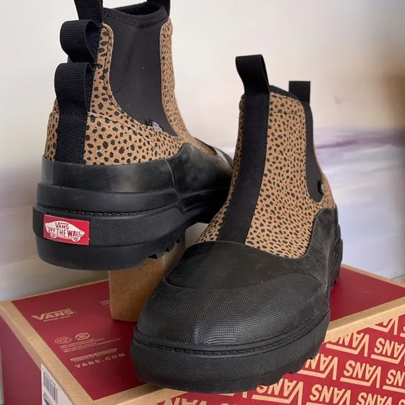 Vans WMNS Colfax BootAnimal Brown/BlackVN0A5HFAY49Sneakers Boots