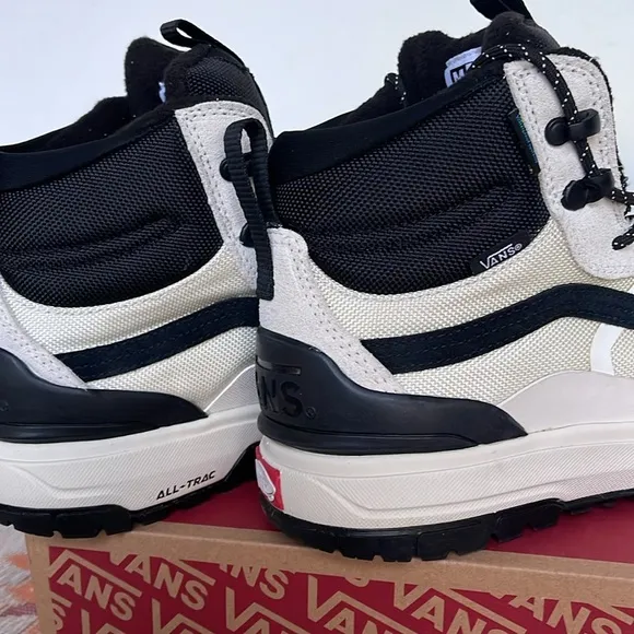 Vans WMNS Ultrarange Exo Hi Mte2 Marshmallow/BlackVN0A4BVSKIGSneakers Boots
