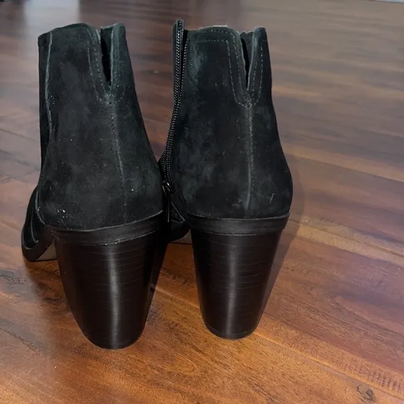 Vince Camuto Granda Suede Croc Print Trim Pointed Toe Ankle Bootie Boots Shoes
