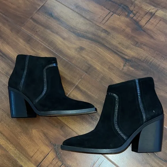 Vince Camuto Granda Suede Croc Print Trim Pointed Toe Ankle Bootie Boots Shoes