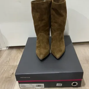 VINCE CAMUTO WOMENS BOOTS SIZE 7.5