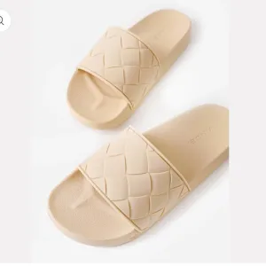 Vince Watley Ivory Slip On Slide Quilted Sandals Shoes