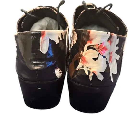 Wolf Valley Pointed Toe Leather Brogue Floral Oxfords in EUC Size 43