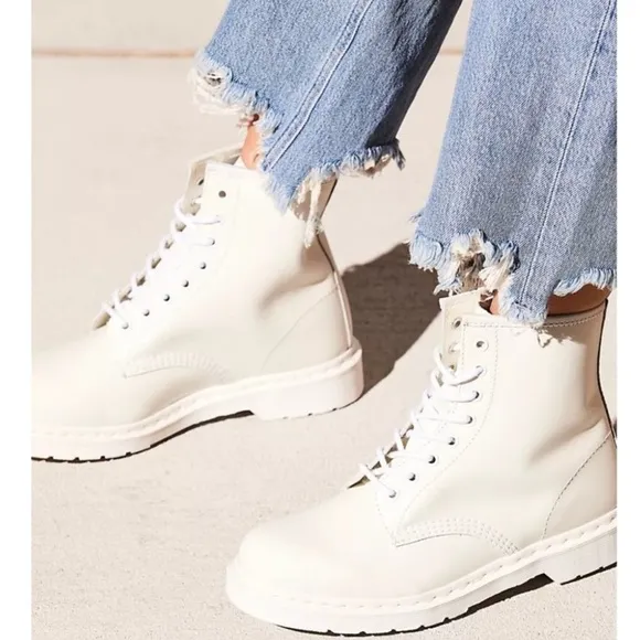Women Dr. Martens 1460 Pascal Mono Leather Lace Up Boots 7