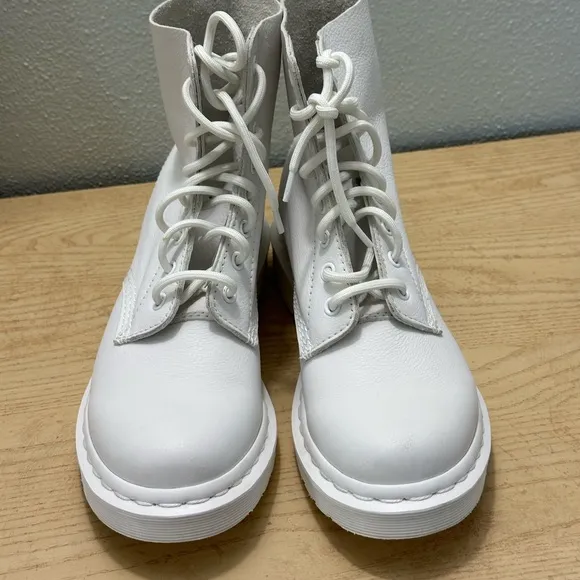 Women Dr. Martens 1460 Pascal Mono Leather Lace Up Boots 7