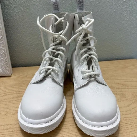 Women Dr. Martens 1460 Pascal Mono Leather Lace Up Boots 7