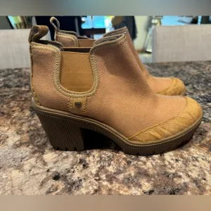 Women’s Caterpillar boots