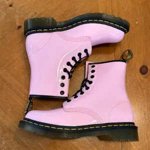 Women’s Dr Martens 1460 Patent Lamper Lace Up Combat Boots Pale Pink Size 6 NEW