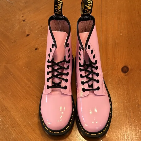 Women’s Dr Martens 1460 Patent Lamper Lace Up Combat Boots Pale Pink Size 6 NEW