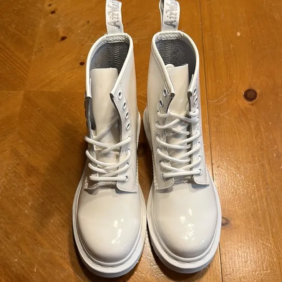 Women’s Dr. Martens 26728 Mono White Patent Leather Boots 8-Eye Size 6 NEW
