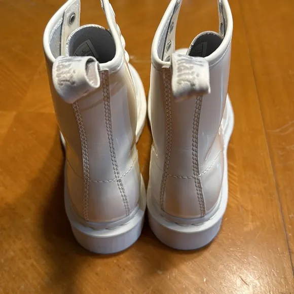 Women’s Dr. Martens 26728 Mono White Patent Leather Boots 8-Eye Size 6 NEW